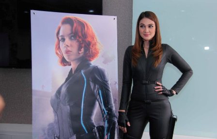 Begini Gaya Luna Maya Saat Berkostum Black Widow